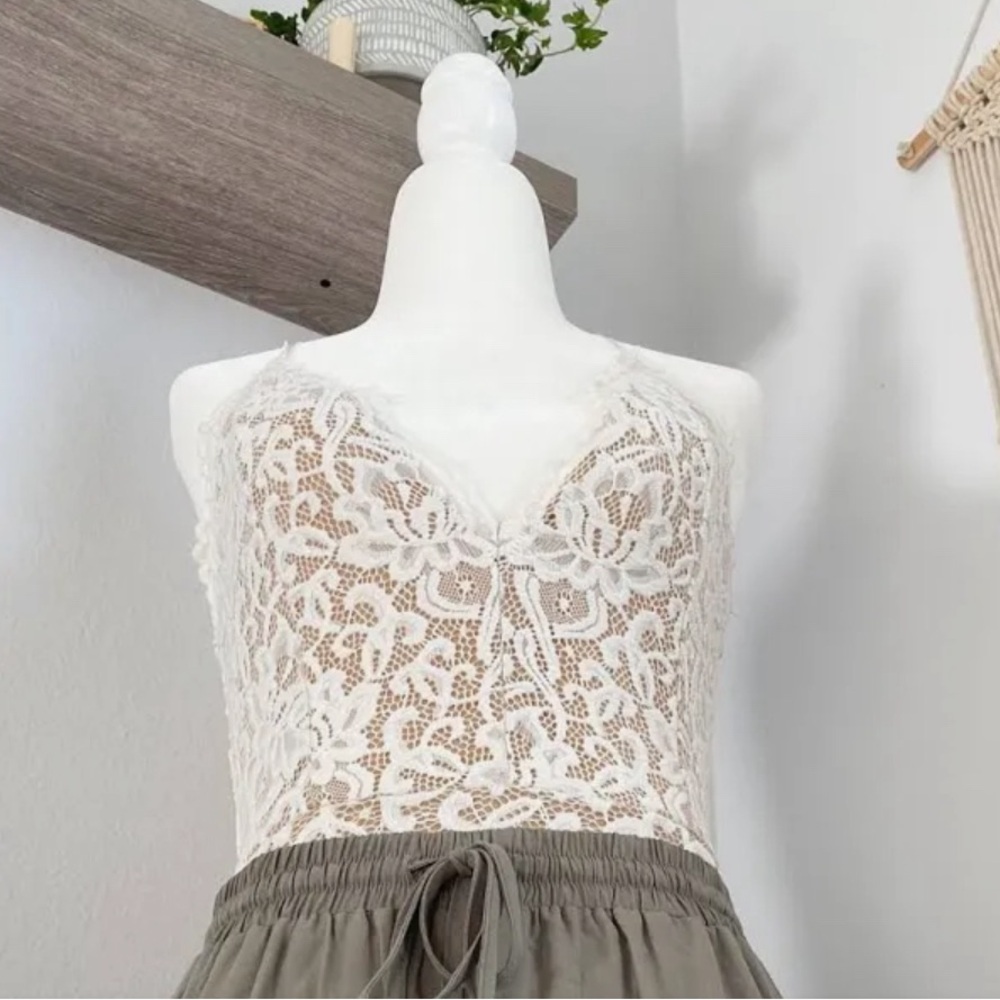 ✨NWOT Windsor White Lace Bodysuit✨